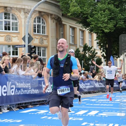 29.06.2025 - hella hamburg halbmarathon Strokosch-Dieckow http://msf.ph/oto/8229886 29.06.2025 10:32:41 Ziel 1990, 7965, 8062, 12987, 13686, 13961, 14028, 14293, 14908, 15054, 16619, 17117, 17151 meine-sportfotos.de