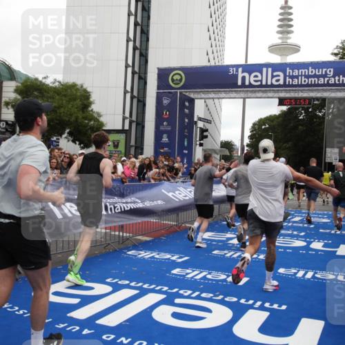 29.06.2025 - hella hamburg halbmarathon Michael Strokosch http://msf.ph/oto/8229890 29.06.2025 10:51:52 Ziel 2396, 6286, 7224, 8710, 8819, 9793, 9959, 12224, 15427, 15727, 15831, 15899, 16907, 17682, 17815, 19053, 19137 meine-sportfotos.de