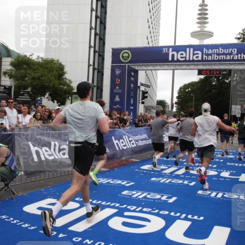 29.06.2025 - hella hamburg halbmarathon Michael Strokosch http://msf.ph/oto/8229904 29.06.2025 10:51:52 Ziel 2396, 6286, 7224, 8710, 8819, 9793, 9959, 12224, 15427, 15727, 15831, 15899, 16907, 17682, 17815, 19053, 19137 meine-sportfotos.de
