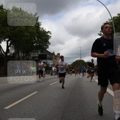 29.06.2025 - hella hamburg halbmarathon Yannick Fuchs http://msf.ph/oto/8229908 29.06.2025 10:46:42 20KM 1098, 1257, 1482, 1657, 2111, 2444, 2814, 3258, 3399, 3715, 3952, 4121, 4558, 4587, 4726, 5116, 5169, 5194, 5378, 5607, 6164, 6561, 6562, 6897, 7178, 7232, 7383, 7475, 7896, 8172, 8316, 8587, 8720, 8955, 10529, 10811, 12135, 12482, 12519, 13211, 13301, 14198, 14286, 14791, 14805, 15144, 15446, 15690, 16320, 16929, 17130, 17198, 17710, 17773, 18331 meine-sportfotos.de