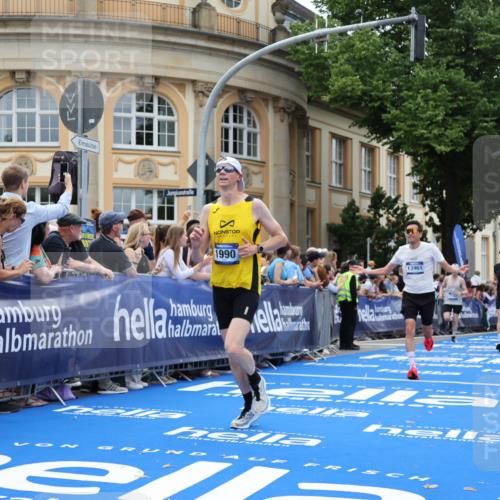 29.06.2025 - hella hamburg halbmarathon Strokosch-Dieckow http://msf.ph/oto/8229923 29.06.2025 10:32:42 Ziel 1990, 7965, 8062, 12987, 13686, 13961, 14028, 14293, 14908, 15054, 16425, 16619, 17117, 17151 meine-sportfotos.de
