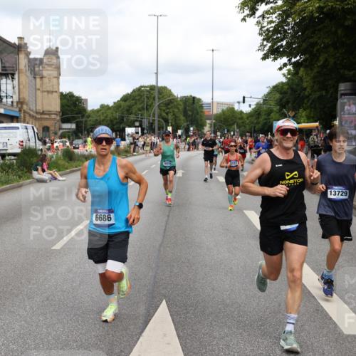 29.06.2025 - hella hamburg halbmarathon Yannick Fuchs http://msf.ph/oto/8229936 29.06.2025 10:33:52 20KM 1343, 1445, 1803, 2525, 2546, 3282, 3783, 4759, 6037, 6686, 6687, 7981, 8450, 8925, 8958, 9265, 11305, 11619, 12772, 13137, 13479, 13514, 13729, 14204, 14311, 14359, 15013, 15094, 15257, 15556, 15866, 15873, 15965, 16656, 16820, 17005, 17215, 17360, 18149, 18285, 18547, 18734 meine-sportfotos.de