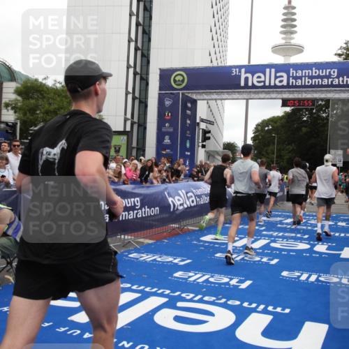 29.06.2025 - hella hamburg halbmarathon Michael Strokosch http://msf.ph/oto/8229978 29.06.2025 10:51:53 Ziel 2396, 2818, 2823, 2880, 4297, 6286, 7224, 8710, 8819, 8856, 9793, 9959, 12224, 15427, 15727, 15831, 16907, 17682, 17815, 17962, 19053, 19137 meine-sportfotos.de