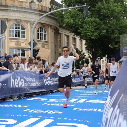 29.06.2025 - hella hamburg halbmarathon Strokosch-Dieckow http://msf.ph/oto/8229981 29.06.2025 10:32:43 Ziel 1990, 7965, 8062, 12987, 13686, 13961, 14028, 15054, 16425, 16619, 17117, 17151, 18687 meine-sportfotos.de