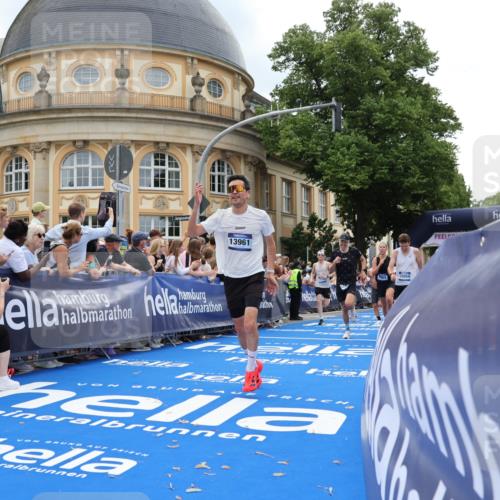 29.06.2025 - hella hamburg halbmarathon Strokosch-Dieckow http://msf.ph/oto/8229998 29.06.2025 10:32:43 Ziel 1990, 7965, 8062, 12987, 13686, 13961, 14028, 15054, 16425, 16619, 17117, 17151, 18687 meine-sportfotos.de