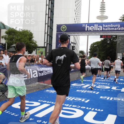 29.06.2025 - hella hamburg halbmarathon Michael Strokosch http://msf.ph/oto/8230027 29.06.2025 10:51:54 Ziel 2396, 2818, 2823, 2880, 4297, 7224, 8710, 8819, 8856, 9793, 9959, 12224, 13799, 15427, 15727, 16907, 17682, 17815, 17962, 19053, 19137 meine-sportfotos.de