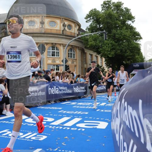 29.06.2025 - hella hamburg halbmarathon Strokosch-Dieckow http://msf.ph/oto/8230036 29.06.2025 10:32:44 Ziel 1990, 6358, 7965, 8062, 12987, 13686, 13961, 14028, 15054, 16425, 16619, 17117, 17151, 18687 meine-sportfotos.de