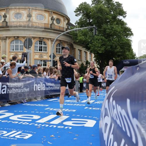 29.06.2025 - hella hamburg halbmarathon Strokosch-Dieckow http://msf.ph/oto/8230054 29.06.2025 10:32:44 Ziel 1990, 6358, 7965, 8062, 12987, 13686, 13961, 14028, 15054, 16425, 16619, 17117, 17151, 18687 meine-sportfotos.de