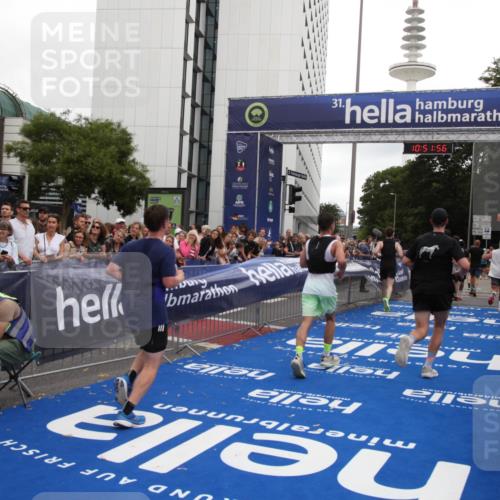 29.06.2025 - hella hamburg halbmarathon Michael Strokosch http://msf.ph/oto/8230100 29.06.2025 10:51:55 Ziel 2396, 2818, 2823, 2880, 4297, 5102, 7224, 8710, 8819, 8856, 9793, 9959, 12224, 13799, 15427, 15690, 15727, 16907, 17682, 17815, 17962, 19053, 19137 meine-sportfotos.de