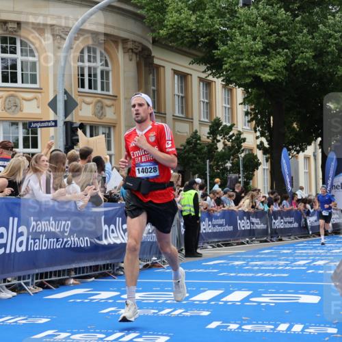 29.06.2025 - hella hamburg halbmarathon Strokosch-Dieckow http://msf.ph/oto/8230138 29.06.2025 10:32:47 Ziel 4463, 4749, 6358, 7965, 8062, 10453, 12290, 12987, 13686, 13961, 14028, 15054, 16425, 17117, 17151, 18687, 19059 meine-sportfotos.de