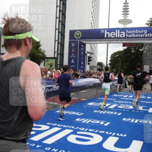 29.06.2025 - hella hamburg halbmarathon Michael Strokosch http://msf.ph/oto/8230155 29.06.2025 10:51:55 Ziel 2396, 2818, 2823, 2880, 4297, 5102, 7224, 8710, 8819, 8856, 9793, 9959, 12224, 13799, 15427, 15690, 15727, 16907, 17682, 17815, 17962, 19053, 19137 meine-sportfotos.de