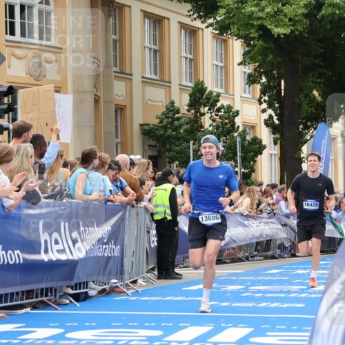 29.06.2025 - hella hamburg halbmarathon Strokosch-Dieckow http://msf.ph/oto/8230159 29.06.2025 10:32:50 Ziel 4463, 4749, 6358, 8062, 10453, 12290, 13686, 14028, 15054, 16425, 18687, 19059 meine-sportfotos.de