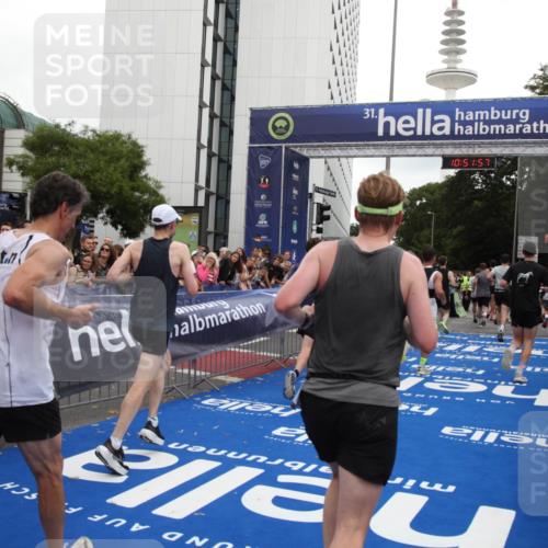 29.06.2025 - hella hamburg halbmarathon Michael Strokosch http://msf.ph/oto/8230221 29.06.2025 10:51:56 Ziel 2396, 2818, 2823, 2880, 4297, 5102, 8710, 8856, 9793, 9959, 12224, 13799, 15427, 15690, 16907, 17815, 17962, 19137 meine-sportfotos.de