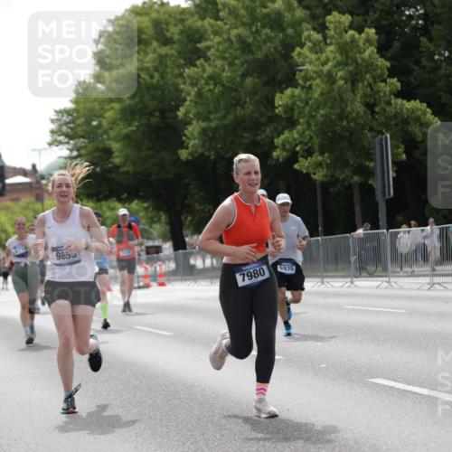29.06.2025 - hella hamburg halbmarathon Jannik Wohlers http://msf.ph/oto/8230235 29.06.2025 10:28:04 Lombardsbrücke 3445, 5718, 5903, 5939, 6418, 7667, 7980, 8327, 8560, 9716, 9855, 10434, 13045, 13296, 13400, 16125, 18293, 18604, 19180 meine-sportfotos.de