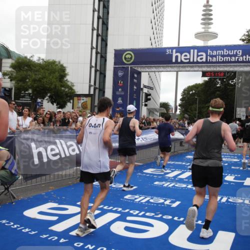 29.06.2025 - hella hamburg halbmarathon Michael Strokosch http://msf.ph/oto/8230274 29.06.2025 10:51:56 Ziel 2396, 2818, 2823, 2880, 4297, 5102, 8710, 8856, 9793, 9959, 12224, 13799, 15427, 15690, 16907, 17815, 17962, 19137 meine-sportfotos.de