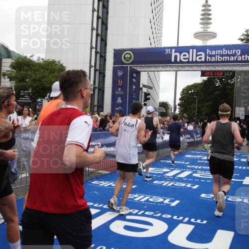 29.06.2025 - hella hamburg halbmarathon Michael Strokosch http://msf.ph/oto/8230282 29.06.2025 10:51:57 Ziel 2818, 2823, 2880, 4297, 5102, 8856, 9793, 9959, 13799, 15427, 15690, 16907, 17815, 17962, 19137 meine-sportfotos.de