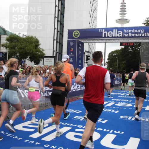 29.06.2025 - hella hamburg halbmarathon Michael Strokosch http://msf.ph/oto/8230290 29.06.2025 10:51:57 Ziel 2818, 2823, 2880, 4297, 5102, 8856, 9793, 9959, 13799, 15427, 15690, 16907, 17815, 17962, 19137 meine-sportfotos.de