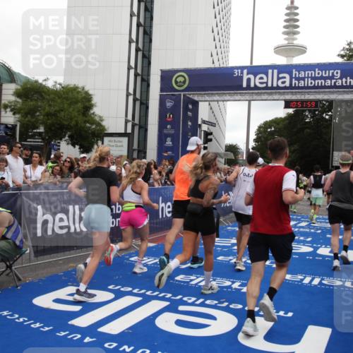29.06.2025 - hella hamburg halbmarathon Michael Strokosch http://msf.ph/oto/8230299 29.06.2025 10:51:57 Ziel 2818, 2823, 2880, 4297, 5102, 8856, 9793, 9959, 13799, 15427, 15690, 16907, 17815, 17962, 19137 meine-sportfotos.de