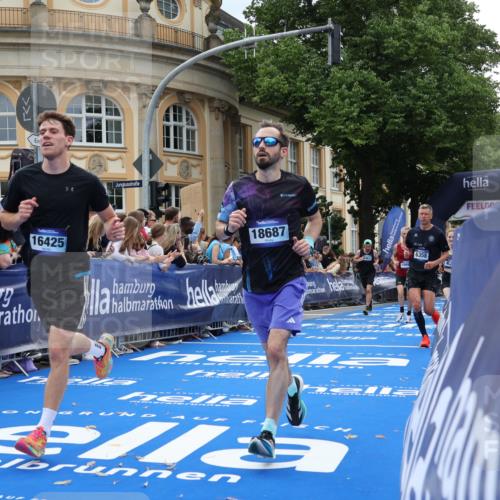29.06.2025 - hella hamburg halbmarathon Strokosch-Dieckow http://msf.ph/oto/8230318 29.06.2025 10:32:53 Ziel 4463, 4749, 6358, 10453, 11169, 12290, 13686, 16425, 18679, 18687, 19059 meine-sportfotos.de