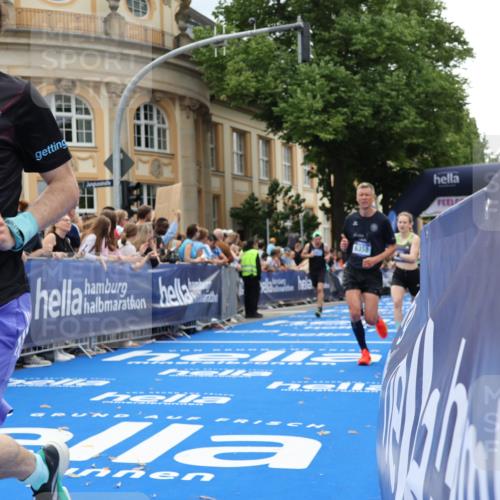 29.06.2025 - hella hamburg halbmarathon Strokosch-Dieckow http://msf.ph/oto/8230327 29.06.2025 10:32:54 Ziel 4463, 4749, 6358, 10453, 11169, 12290, 13686, 16425, 18679, 18687, 19059 meine-sportfotos.de