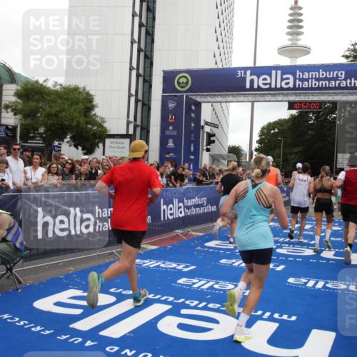 29.06.2025 - hella hamburg halbmarathon Michael Strokosch http://msf.ph/oto/8230328 29.06.2025 10:51:59 Ziel 2818, 2823, 2880, 4033, 4297, 5102, 6390, 7409, 7724, 8856, 9793, 9959, 10057, 13799, 15690, 17815, 17962, 18869, 19137 meine-sportfotos.de