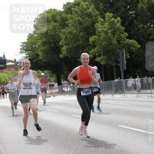 29.06.2025 - hella hamburg halbmarathon Jannik Wohlers http://msf.ph/oto/8230341 29.06.2025 10:28:04 Lombardsbrücke 3445, 5718, 5903, 5939, 6418, 7667, 7980, 8327, 8560, 9716, 9855, 10434, 13045, 13296, 13400, 16125, 18293, 18604, 19180 meine-sportfotos.de