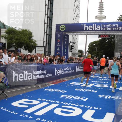 29.06.2025 - hella hamburg halbmarathon Michael Strokosch http://msf.ph/oto/8230352 29.06.2025 10:52:00 Ziel 2818, 2823, 2880, 4033, 4297, 5102, 6390, 7130, 7409, 7724, 8413, 8856, 8977, 9959, 10057, 13799, 15690, 17815, 17962, 17978, 18869, 19137 meine-sportfotos.de