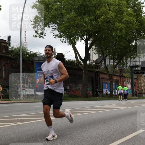 29.06.2025 - hella hamburg halbmarathon Yannick Fuchs http://msf.ph/oto/8230365 29.06.2025 10:46:45 20KM 1098, 1257, 1482, 1657, 1683, 2111, 2444, 2814, 3258, 3399, 3715, 3952, 4121, 4587, 4726, 5169, 5194, 5378, 5607, 6164, 6897, 7178, 7232, 7383, 7475, 7896, 8172, 8316, 8587, 8720, 8955, 10529, 10811, 12135, 12482, 12519, 13211, 13301, 14198, 14286, 14791, 14805, 15144, 15446, 15980, 16320, 16929, 17130, 17198, 17710, 17773, 18331 meine-sportfotos.de