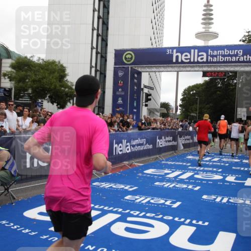 29.06.2025 - hella hamburg halbmarathon Michael Strokosch http://msf.ph/oto/8230373 29.06.2025 10:52:01 Ziel 2818, 2823, 2880, 4033, 4297, 5102, 5336, 6390, 7130, 7409, 7724, 8413, 8856, 8977, 10057, 13799, 15356, 15690, 17815, 17962, 17978, 18869 meine-sportfotos.de