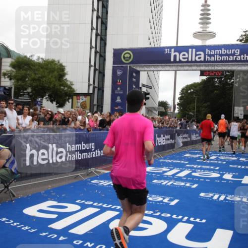 29.06.2025 - hella hamburg halbmarathon Michael Strokosch http://msf.ph/oto/8230381 29.06.2025 10:52:01 Ziel 2818, 2823, 2880, 4033, 4297, 5102, 5336, 6390, 7130, 7409, 7724, 8413, 8856, 8977, 10057, 13799, 15356, 15690, 17815, 17962, 17978, 18869 meine-sportfotos.de