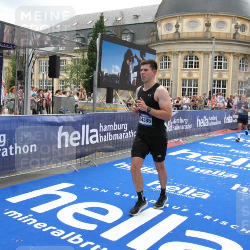 29.06.2025 - hella hamburg halbmarathon Michael Strokosch http://msf.ph/oto/8230386 29.06.2025 10:47:01 Ziel 1139, 1689, 4091, 4377, 10122, 13728, 14385, 14415, 14449, 14594, 14783, 15825, 16081, 17979 meine-sportfotos.de