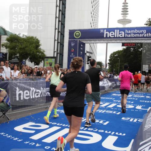 29.06.2025 - hella hamburg halbmarathon Michael Strokosch http://msf.ph/oto/8230493 29.06.2025 10:52:02 Ziel 2818, 2823, 2880, 4033, 4297, 5102, 5336, 6390, 7130, 7409, 7724, 8413, 8856, 8977, 10057, 13799, 15356, 15690, 17962, 17978, 18869 meine-sportfotos.de