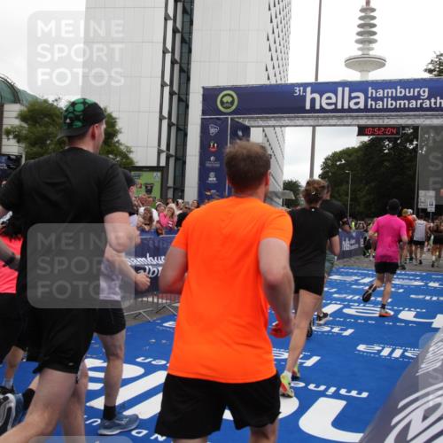29.06.2025 - hella hamburg halbmarathon Michael Strokosch http://msf.ph/oto/8230504 29.06.2025 10:52:03 Ziel 4033, 5102, 5336, 6390, 7130, 7409, 7724, 8413, 8977, 10057, 13799, 15356, 15506, 15690, 17978, 18869 meine-sportfotos.de