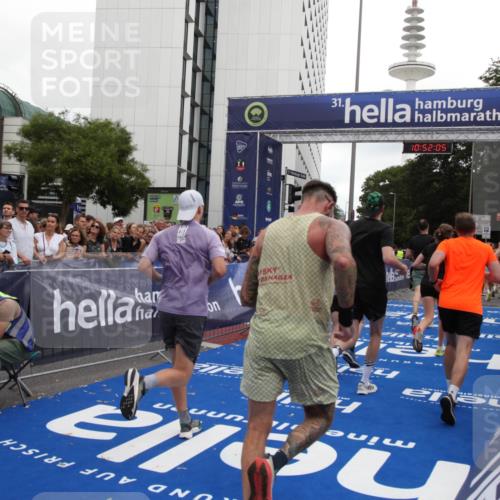 29.06.2025 - hella hamburg halbmarathon Michael Strokosch http://msf.ph/oto/8230560 29.06.2025 10:52:04 Ziel 4033, 5102, 5336, 6390, 7130, 7409, 7724, 8413, 8977, 10057, 15356, 15506, 15690, 16179, 17978, 18869 meine-sportfotos.de