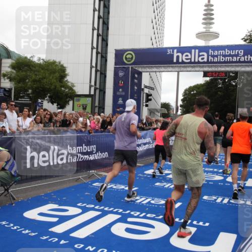 29.06.2025 - hella hamburg halbmarathon Michael Strokosch http://msf.ph/oto/8230602 29.06.2025 10:52:04 Ziel 4033, 5102, 5336, 6390, 7130, 7409, 7724, 8413, 8977, 10057, 15356, 15506, 15690, 16179, 17978, 18869 meine-sportfotos.de