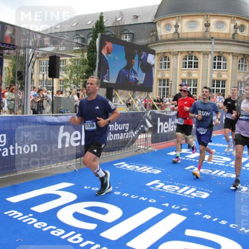29.06.2025 - hella hamburg halbmarathon Michael Strokosch http://msf.ph/oto/8230605 29.06.2025 10:47:03 Ziel 1139, 1689, 4377, 5472, 9794, 10122, 13728, 14385, 14415, 14449, 14594, 14783, 15825, 16081, 17979 meine-sportfotos.de