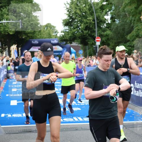 29.06.2025 - hella hamburg halbmarathon Zöllner http://msf.ph/oto/8230620 29.06.2025 10:53:41 Ziel 1030, 1098, 1502, 1783, 2058, 2630, 3399, 3819, 5399, 6628, 6762, 10549, 10895, 11588, 11589, 11604, 12632, 13865, 15061, 15113, 15441, 15856, 16092, 17482, 18143, 18612, 18666, 18715 meine-sportfotos.de