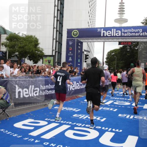 29.06.2025 - hella hamburg halbmarathon Michael Strokosch http://msf.ph/oto/8230625 29.06.2025 10:52:05 Ziel 4033, 5336, 6390, 7130, 7409, 7724, 8413, 8977, 10057, 15356, 15506, 16179, 17978, 18869 meine-sportfotos.de