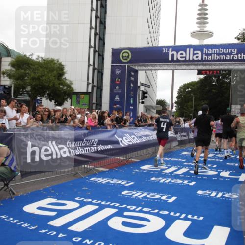 29.06.2025 - hella hamburg halbmarathon Michael Strokosch http://msf.ph/oto/8230638 29.06.2025 10:52:06 Ziel 4033, 5336, 6390, 7130, 7409, 7724, 7732, 8413, 8977, 10057, 15356, 15506, 15829, 16179, 16666, 17978, 18869 meine-sportfotos.de