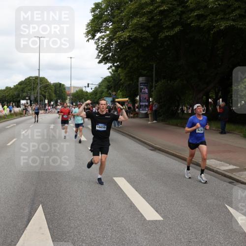 29.06.2025 - hella hamburg halbmarathon Yannick Fuchs http://msf.ph/oto/8230640 29.06.2025 10:33:56 20KM 1343, 1445, 1803, 2525, 2546, 2563, 3282, 3783, 4565, 4759, 6037, 6686, 6687, 7981, 8319, 8925, 9265, 11305, 11619, 12335, 12772, 13479, 13514, 13729, 14204, 14272, 14311, 14359, 15013, 15094, 15336, 15556, 15744, 15866, 16656, 16820, 17005, 17215, 17360, 17668, 18149, 18285, 18547, 18734, 18803 meine-sportfotos.de