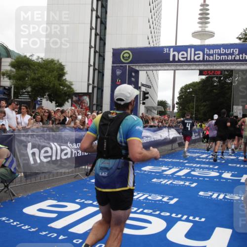 29.06.2025 - hella hamburg halbmarathon Michael Strokosch http://msf.ph/oto/8230654 29.06.2025 10:52:07 Ziel 2595, 4033, 5336, 5378, 6390, 7130, 7409, 7724, 7732, 8413, 8977, 10057, 12580, 15356, 15506, 15829, 16179, 16666, 17978, 18869 meine-sportfotos.de
