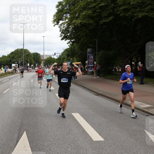 29.06.2025 - hella hamburg halbmarathon Yannick Fuchs http://msf.ph/oto/8230677 29.06.2025 10:33:56 20KM 1343, 1445, 1803, 2525, 2546, 2563, 3282, 3783, 4565, 4759, 6037, 6686, 6687, 7981, 8319, 8925, 9265, 11305, 11619, 12335, 12772, 13479, 13514, 13729, 14204, 14272, 14311, 14359, 15013, 15094, 15336, 15556, 15744, 15866, 16656, 16820, 17005, 17215, 17360, 17668, 18149, 18285, 18547, 18734, 18803 meine-sportfotos.de