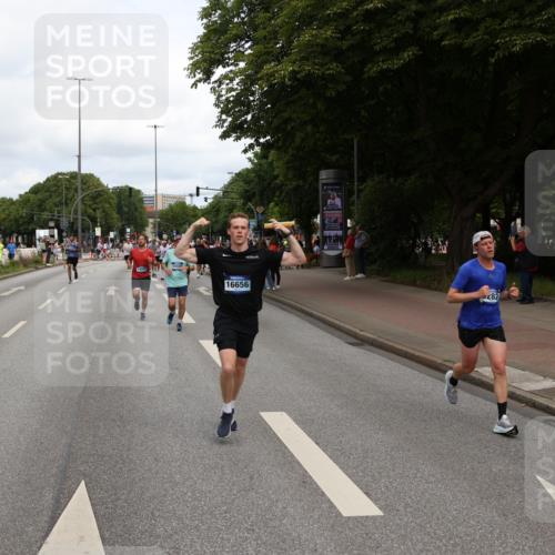 29.06.2025 - hella hamburg halbmarathon Yannick Fuchs http://msf.ph/oto/8230681 29.06.2025 10:33:56 20KM 1343, 1445, 1803, 2525, 2546, 2563, 3282, 3783, 4565, 4759, 6037, 6686, 6687, 7981, 8319, 8925, 9265, 11305, 11619, 12335, 12772, 13479, 13514, 13729, 14204, 14272, 14311, 14359, 15013, 15094, 15336, 15556, 15744, 15866, 16656, 16820, 17005, 17215, 17360, 17668, 18149, 18285, 18547, 18734, 18803 meine-sportfotos.de