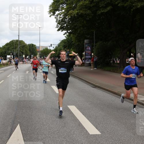 29.06.2025 - hella hamburg halbmarathon Yannick Fuchs http://msf.ph/oto/8230701 29.06.2025 10:33:56 20KM 1343, 1445, 1803, 2525, 2546, 2563, 3282, 3783, 4565, 4759, 6037, 6686, 6687, 7981, 8319, 8925, 9265, 11305, 11619, 12335, 12772, 13479, 13514, 13729, 14204, 14272, 14311, 14359, 15013, 15094, 15336, 15556, 15744, 15866, 16656, 16820, 17005, 17215, 17360, 17668, 18149, 18285, 18547, 18734, 18803 meine-sportfotos.de