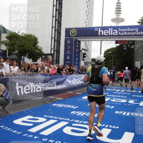 29.06.2025 - hella hamburg halbmarathon Michael Strokosch http://msf.ph/oto/8230702 29.06.2025 10:52:07 Ziel 2595, 4033, 5336, 5378, 6390, 7130, 7409, 7724, 7732, 8413, 8977, 10057, 12580, 15356, 15506, 15829, 16179, 16666, 17978, 18869 meine-sportfotos.de