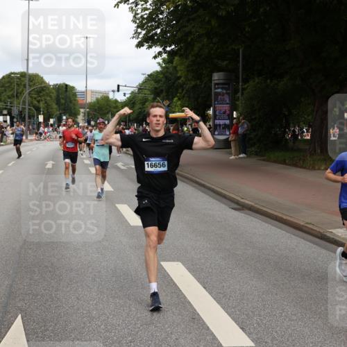 29.06.2025 - hella hamburg halbmarathon Yannick Fuchs http://msf.ph/oto/8230722 29.06.2025 10:33:56 20KM 1343, 1445, 1803, 2525, 2546, 2563, 3282, 3783, 4565, 4759, 6037, 6686, 6687, 7981, 8319, 8925, 9265, 11305, 11619, 12335, 12772, 13479, 13514, 13729, 14204, 14272, 14311, 14359, 15013, 15094, 15336, 15556, 15744, 15866, 16656, 16820, 17005, 17215, 17360, 17668, 18149, 18285, 18547, 18734, 18803 meine-sportfotos.de