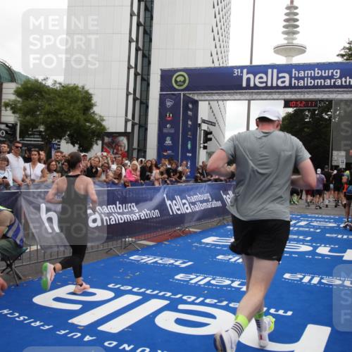 29.06.2025 - hella hamburg halbmarathon Michael Strokosch http://msf.ph/oto/8230728 29.06.2025 10:52:10 Ziel 1482, 2397, 2595, 5093, 5336, 5378, 7732, 12580, 13726, 14248, 15356, 15506, 15829, 16179, 16666, 17033, 18801 meine-sportfotos.de