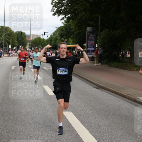 29.06.2025 - hella hamburg halbmarathon Yannick Fuchs http://msf.ph/oto/8230731 29.06.2025 10:33:56 20KM 1343, 1445, 1803, 2525, 2546, 2563, 3282, 3783, 4565, 4759, 6037, 6686, 6687, 7981, 8319, 8925, 9265, 11305, 11619, 12335, 12772, 13479, 13514, 13729, 14204, 14272, 14311, 14359, 15013, 15094, 15336, 15556, 15744, 15866, 16656, 16820, 17005, 17215, 17360, 17668, 18149, 18285, 18547, 18734, 18803 meine-sportfotos.de