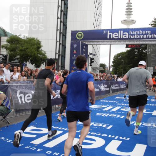 29.06.2025 - hella hamburg halbmarathon Michael Strokosch http://msf.ph/oto/8230738 29.06.2025 10:52:10 Ziel 1482, 2397, 2595, 5093, 5336, 5378, 7732, 12580, 13726, 14248, 15356, 15506, 15829, 16179, 16666, 17033, 18801 meine-sportfotos.de