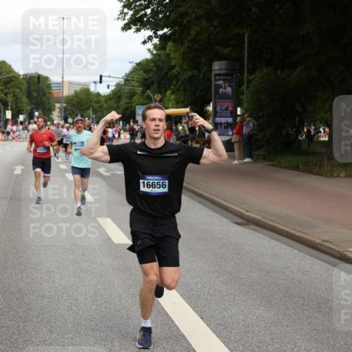 29.06.2025 - hella hamburg halbmarathon Yannick Fuchs http://msf.ph/oto/8230749 29.06.2025 10:33:56 20KM 1343, 1445, 1803, 2525, 2546, 2563, 3282, 3783, 4565, 4759, 6037, 6686, 6687, 7981, 8319, 8925, 9265, 11305, 11619, 12335, 12772, 13479, 13514, 13729, 14204, 14272, 14311, 14359, 15013, 15094, 15336, 15556, 15744, 15866, 16656, 16820, 17005, 17215, 17360, 17668, 18149, 18285, 18547, 18734, 18803 meine-sportfotos.de